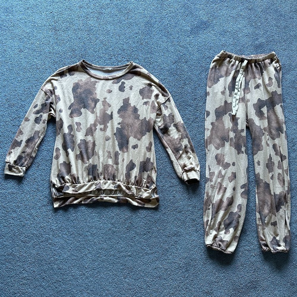 GeeGee Women's Tan Cow Print Sweater/Sweatpants Set Size Medium